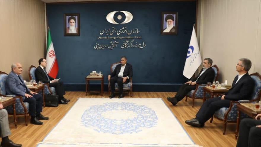 Jefe nuclear de Irán, Mohamad Eslami, (c) reunido con el director general adjunto de la corporación estatal rusa de energía atómica Rosatom, Nikolai Spassky, (2.º izq.), Teherán, 12 de julio de 2022.