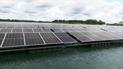 Países Bajos aprovecha energía solar con paneles flotantes en agua 
