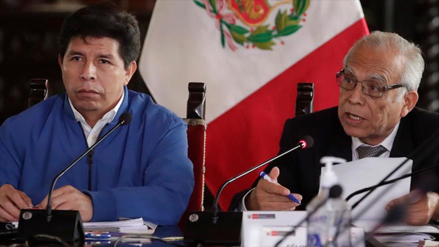 El primer ministro de Perú, Aníbal Torres (dcha.), habla junto al presidente, Pedro Castillo, durante una reunión.