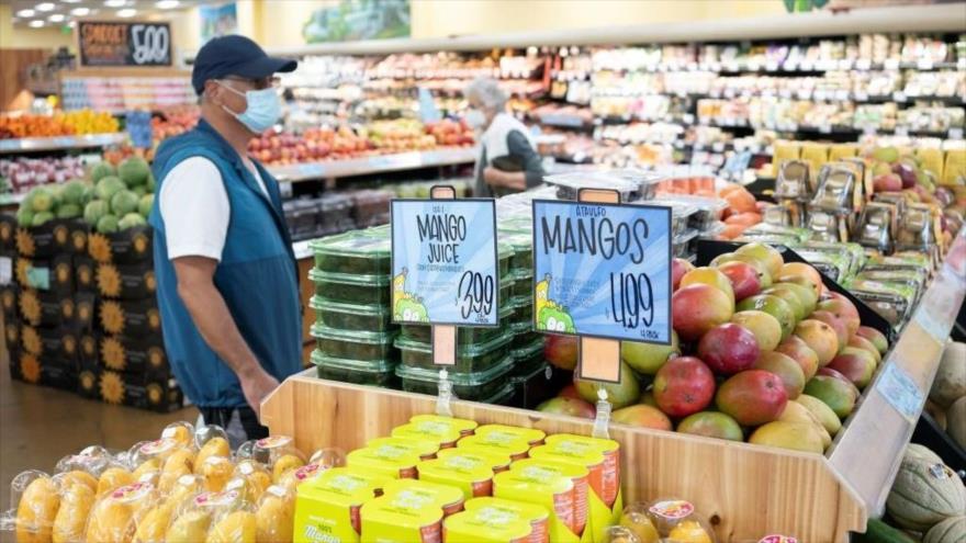 Un cliente selecciona productos en un supermercado en Millbrae, California, EE.UU., 13 de julio de 2022. (Foto: Getty Images)