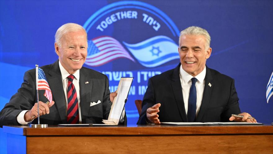El presidente de EE.UU., Joe Biden (izda.), y el primer ministro israelí, Yair Lapid, en Al-Quds (Jerusalén), 14 de julio de 2022. (Foto: AFP)