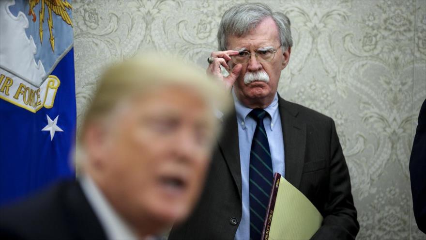 El exasesor de Seguridad Nacional de EE.UU, John Bolton (dcha.), y el expresidente estadounidense, Donald Trump.