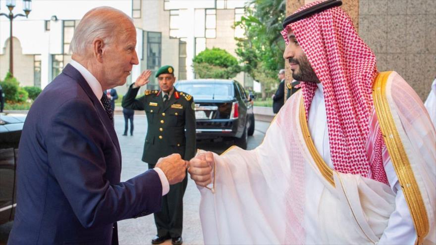 El príncipe heredero saudí, Muhamad bin Salman (dcha.), recibe al presidente de EE.UU., Joe Biden, en Yeda (Arabia Saudí), 15 de julio de 2022. (Foto: Reuters)