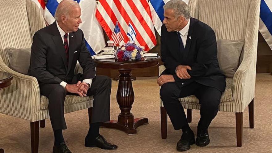 El primer ministro israelí, Yair Lapid (dcha.), y el presidente estadounidense, Joe Biden, se reúnen en Al-Quds (Jerusalén), 14 de julio de 2022. (Foto: DPA)