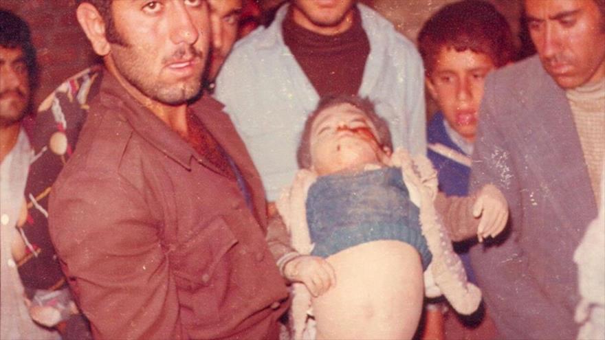 Equipos de rescate llevan el cuerpo de un niño que perdió la vida en el bombardeo químico contra la ciudad iraní de Sardasht.