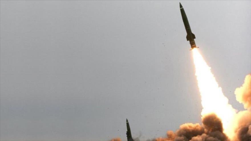 Un misil balístico tipo Tochka en el momento del lanzamiento.