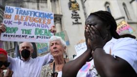 Activistas británicos protestan contra deportación de migrantes a Ruanda