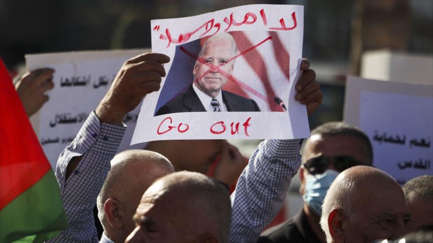 Palestinos protestan por la visita del presidente de EE.UU. Joe Biden a los territorios ocupados, Ramalá, Cisjordania, 14 de julio de 2022. (Foto: AFP)