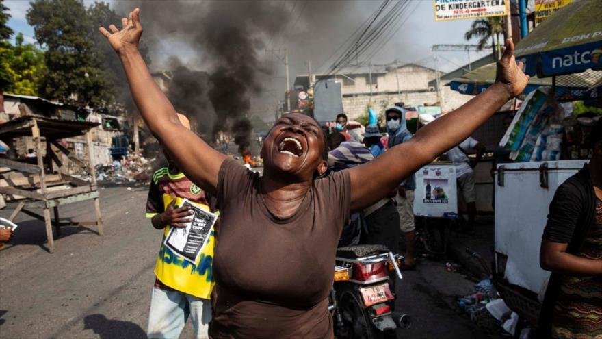 Una mujer protesta y critica al Gobierno de Haití por la falta de seguridad en las calles. (Foto: AP)