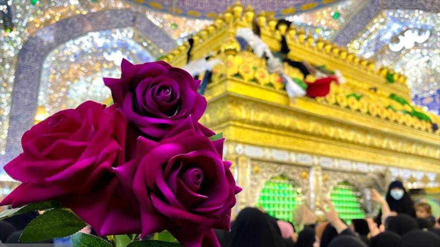 Musulmanes peregrinan al mausoleo del Imam Ali (paz sea con él) en la ciudad iraquí de Nayaf, 17 de julio de 2022. (Foto: FARS)