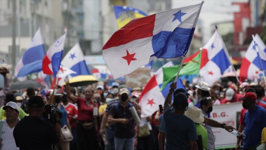 Gremios docentes y sindicales se manifiestan contra el alza de precios en Ciudad de Panamá, el pasado 13 de julio.