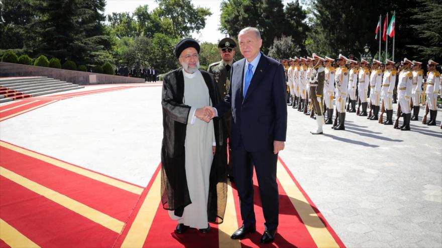 El presidente de Irán, Seyed Ebrahim Raisi (dcha.), recibe a su turco, Recep Tayyip Erdogan, en Teherán, 19 de julio de 2022. (Foto: President.ir)