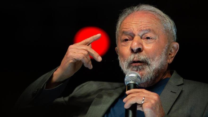 El expresidente brasileño, Luiz Inácio Lula da Silva, habla durante un mitin en Brasilia, 12 de julio de 2022.