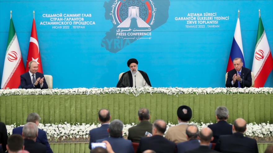 Los presidentes de Rusia, Vladimir Putin (izda.), Irán, Ebrahim Raisi (C), y Turquía, Recep Tayyip Erdogan, en la VII Cumbre de Paz de Astaná en Teherán, 19 de julio de 2022.