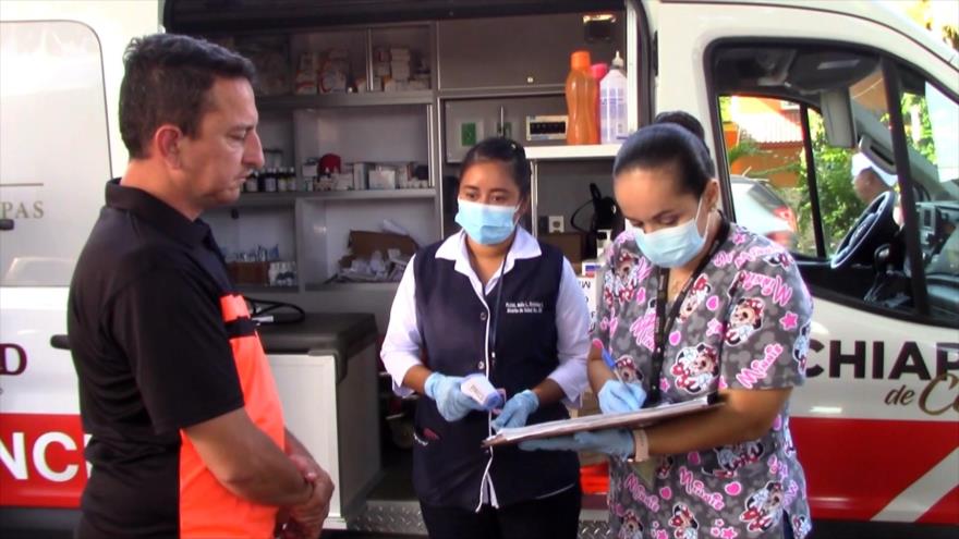Migrantes esperan documentos en la frontera sur de México