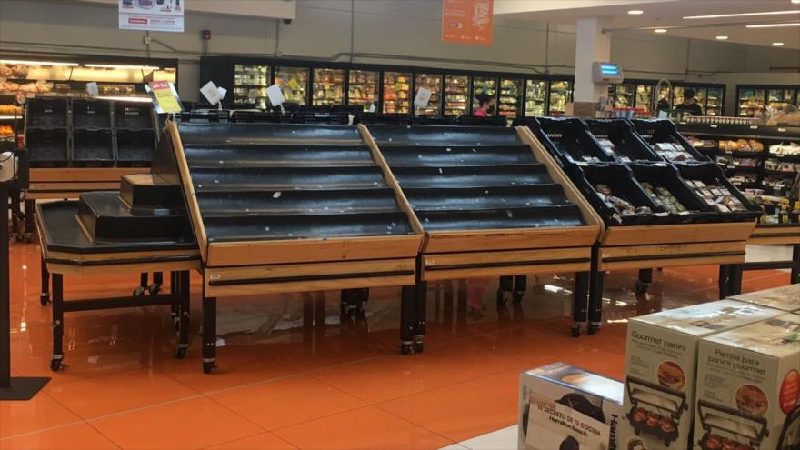 Estantes vacíos en un supermercado en Panamá.