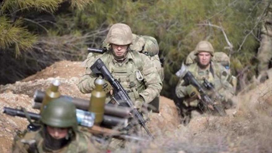 Soldados turcos participan en una operación en la región del Kurdistán iraquí, en el norte de Irak.