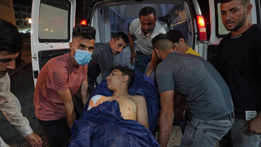 Trasladan un joven herido por un ataque de artillería en Dohuk, Irak, 20 de julio de 2022. (Foto: AFP)