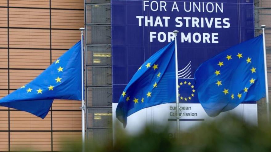 Banderas de la Unión Europea ondeando afuera de la sede de la Comisión Europea en Bruselas, Bélgica, 27 de enero de 2020. (Foto: AP)