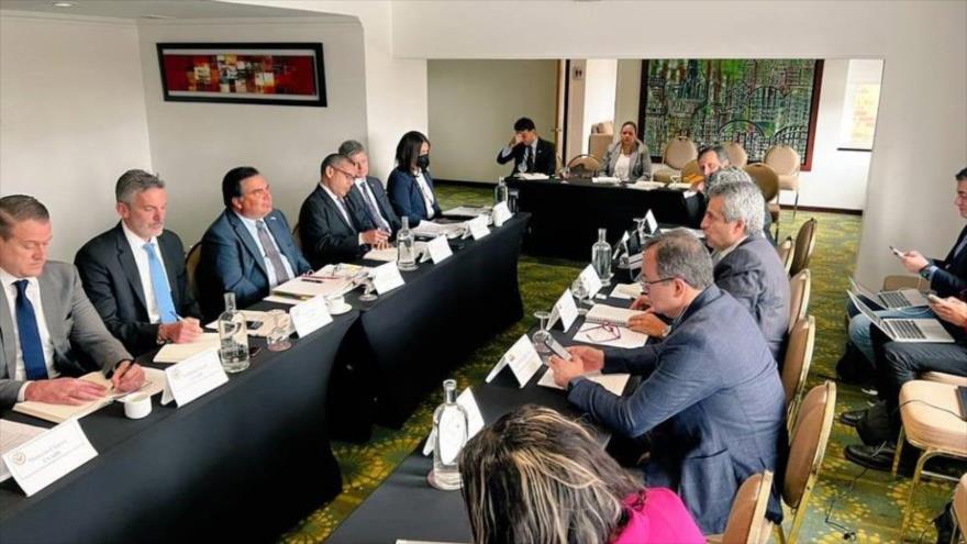 Delegados del Gobierno del presidente electo Gustavo Petro y funcionarios de la Embajada de EE.UU.