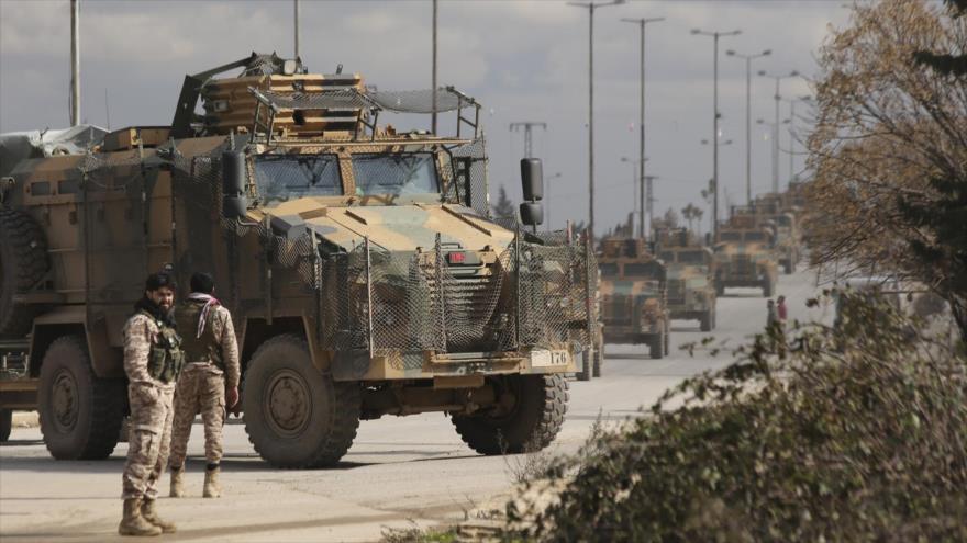 Convoy militar turco en una carretera en la provincia noroccidental siria de Idlib, 22 de febrero de 2020. (Foto: AP)