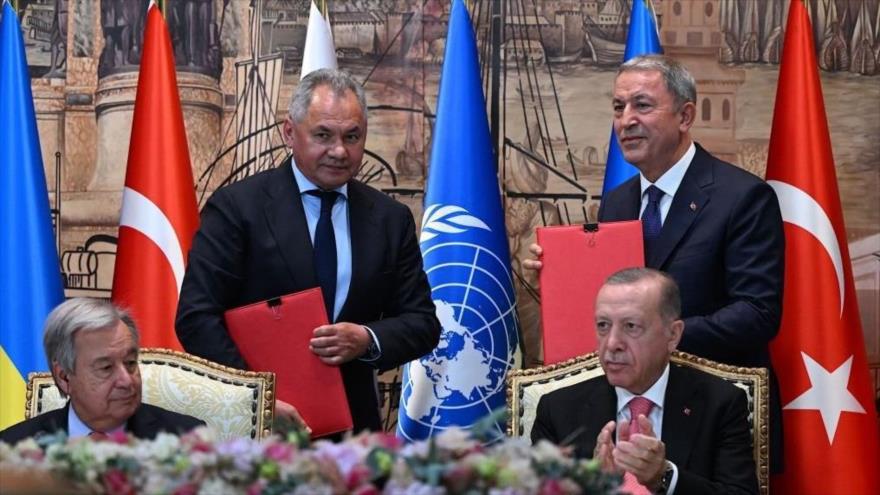 El ministro ruso de Defensa, Serguéi Shoigú (izda.), firma con Turquía y la ONU en Estambul acuerdo para asegurar exportaciones de grano, 22 de julio de 2022. (Foto: AFP)