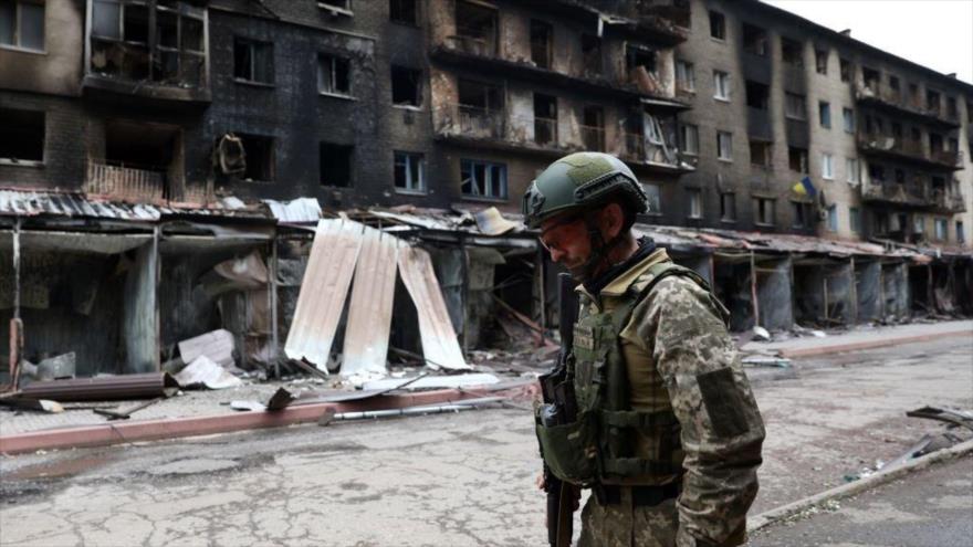 Soldado ucraniano pasa frente edificios destruidos en enfrentamientos en la localidad de Siversk (Donetsk), 22 de julio de 2022. (Foto: Getty Images)