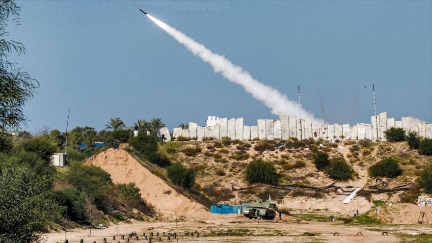 Se disparan cohetes durante un simulacro militar de HAMAS y otros grupos de la Resistencia palestina, Gaza, 29 de diciembre de 2020. (Foto: AFP)