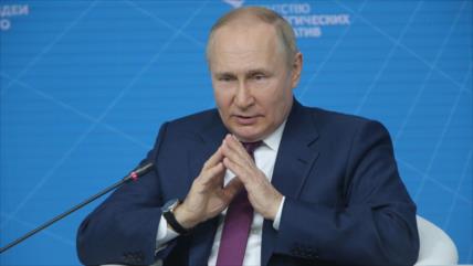 Putin elogia acciones hábiles de paracaidistas rusos en Ucrania