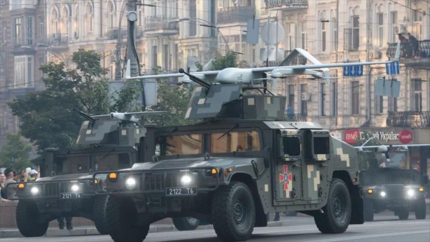 Vehículos militares llevan drones durante un ensayo para un desfile militar, Kiev, capital de Ucrania, 20 de agosto de 2021. (Foto: Getty Images)