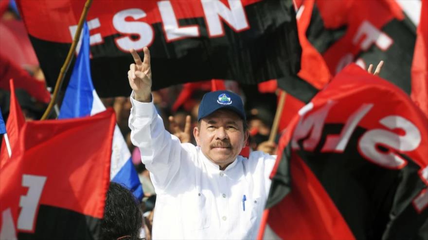 El presidente de Nicaragua, Daniel Ortega, saluda a sus seguidores durante un acto para conmemorar el 39.° aniversario de la Revolución Sandinista en Managua, 19 de julio de 2018. (Foto: AFP)