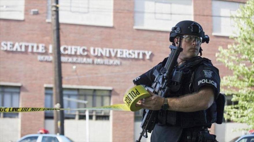Un policía asegura la escena tras un tiroteo en la Universidad de Seattle, EE.UU.