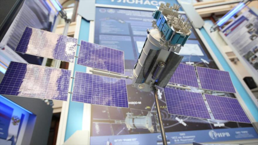 Maqueta del sistema de navegación satelital ruso Glonass en una exhibición.