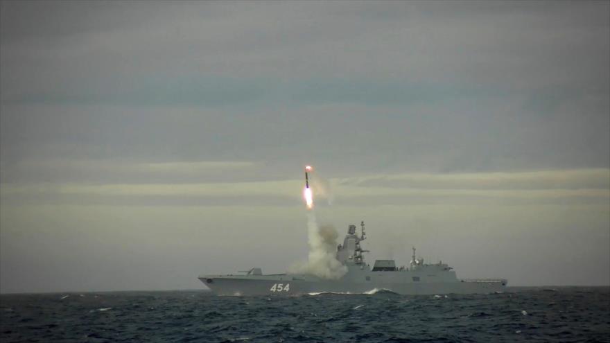 Un misil de crucero hipersónico Zircon de Rusia disparado desde la fragata Admiral Gorshkov en el mar de Barents. 