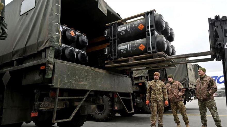 Equipamiento militar cargado en un camión en Kiev, Ucrania, 11 de febrero de 2022.