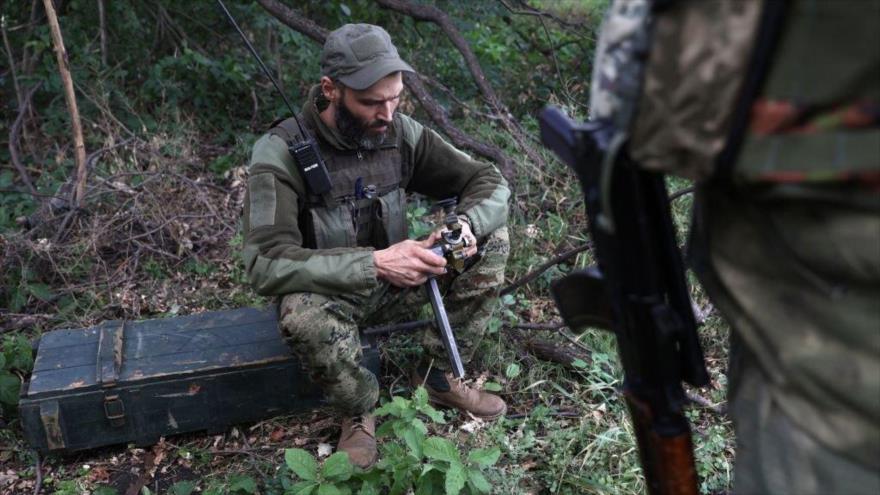 Militar ucraniano mantiene su posición en la línea del frente en la región de Járkov, 23 de julio de 2022. (Foto: AFP) 