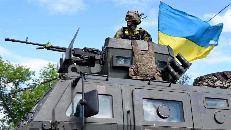 Militar ucraniano a bordo de un vehículo blindado en Kramatorsk en el este de Ucrania, 14 de julio de 2022. (Foto: AFP)