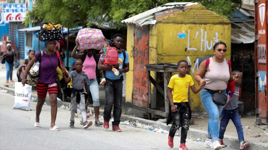Familias huyen de sus hogares por la guerra entre pandillas en Puerto Príncipe, Haití, 2 de mayo de 2022. (Foto: Reuters)
