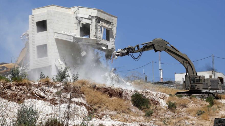 Israel demuele las casas familiares de dos prisioneros palestinos en la ciudad de Qarawat Bani Hasan en la Cisjordania ocupada, 26 de julio de 2022.