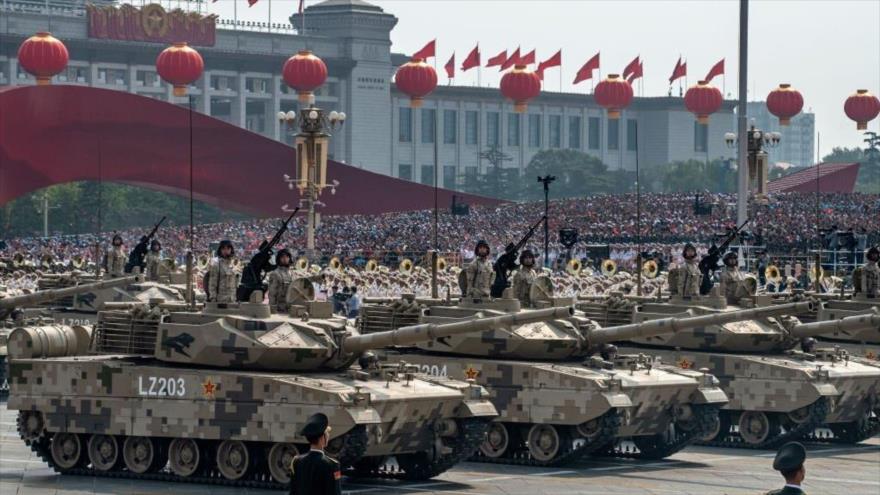 Tanques del Ejército chino en un desfile para celebrar el aniversario de la fundación de la República Popular China en Pekín, 1 de octubre de 2019.
