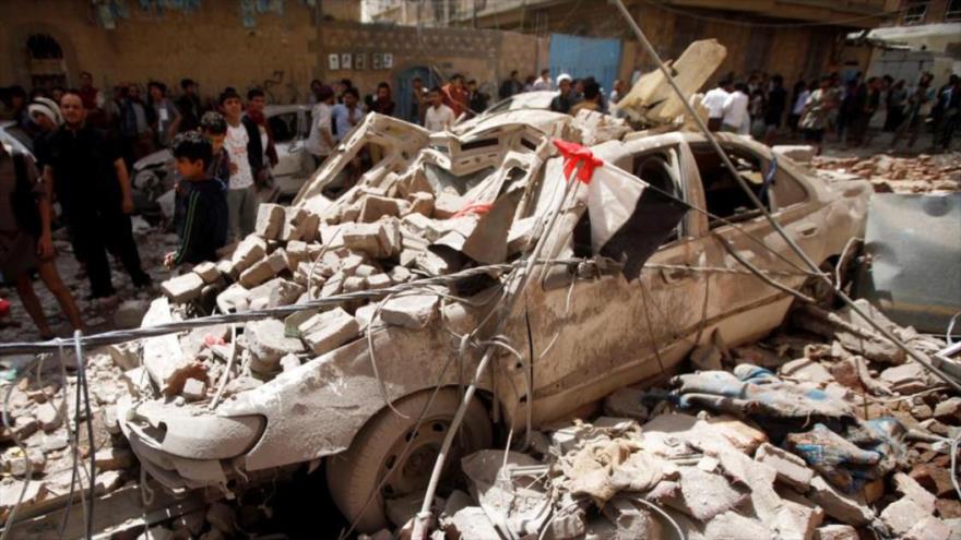 La gente se reúne en el lugar de un ataque aéreo lanzado por la coalición liderada por Arabia Saudí en Yemen, 16 de mayo de 2019. (Foto: Reuters)