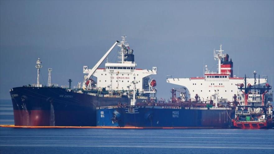El petrolero incautado con bandera iraní Pegas, recientemente renombrado LANA, frente a la costa de Caristo, Grecia.