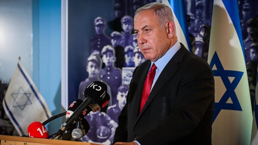 El líder del partido Likud, Benjamín Netanyahu, habla con los medios de comunicación en la sede del Likud en Tel Aviv, 26 de julio de 2022. 