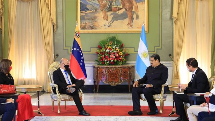 El presidente venezolano, Nicolás Maduro (dcha.), y el embajador argentino ante Venezuela, Oscar Laborde (izda.), Caracas, 26 de julio de 2022.