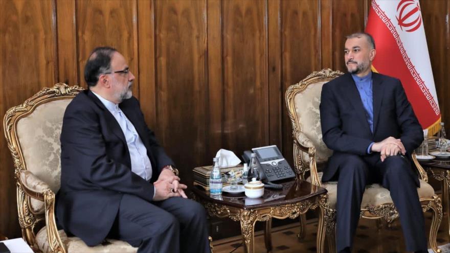Canciller de Irán, Hosein Amir Abdolahian, (drcha.) se reúne con embajador iraní en Suecia, Ahmad Masumifar, 27 de julio de 2022. (Foto:mfa.ir)