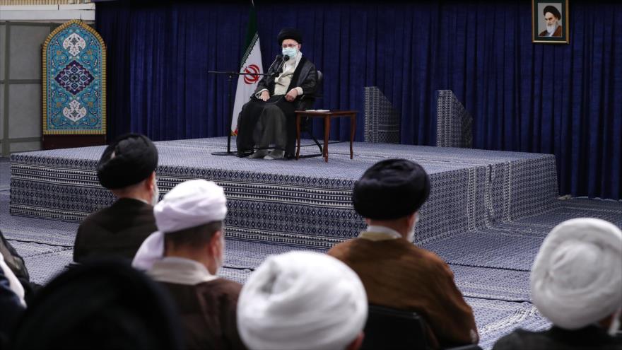Líder de Revolución Islámica, ayatolá Seyed Ali Jamenei, se reúne con imames de rezo de viernes en Teherán, 27 de julio de 2022. (Foto: khamenei.ir)