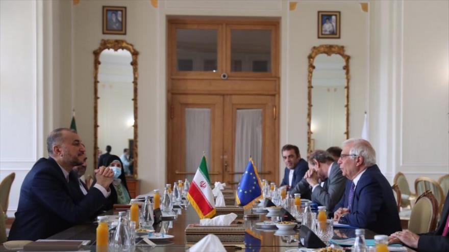 El canciller iraní Hosein Amir Abdolahian (izda.) y el jefe de la Diplomacia de la UE, Josep Borrell, durante una reunión en Teherán, 25 de junio de 2022.