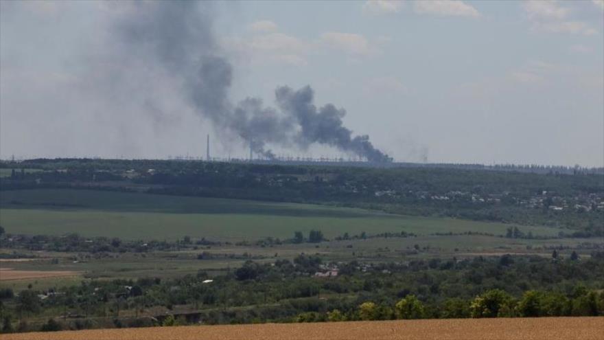 La central Vuhlehirsk arde en la distancia después de un bombardeo, Svitlodarsk, Donetsk, Ucrania, 13 de julio de 2022. (Foto: Reuters)