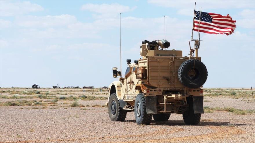 Un vehículo militar con bandera de EE.UU. en Siria.