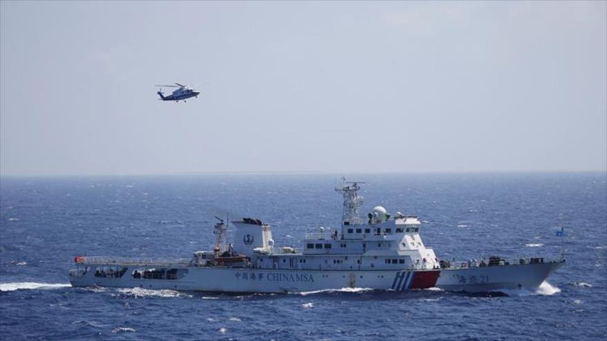 Un barco y un helicóptero chinos durante unos ejercicios cerca en las Islas Paracelso en el mar de la China Meridional. (Foto: Reuters)